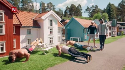 Des bodybuilders dans un mini village pour paraitre plus musclé