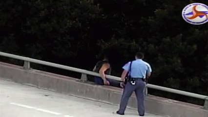 Un policier réconforte un suicidaire