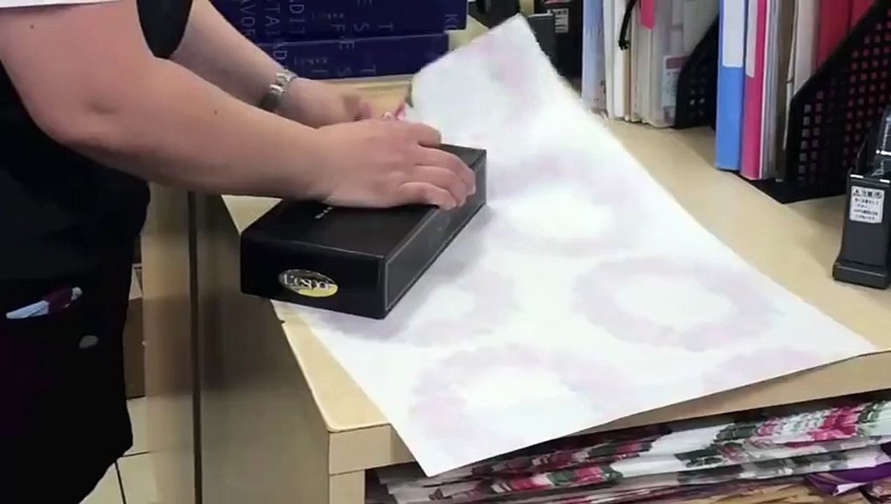 L'Astuce Pour Emballer un Cadeau Vite et Facilement