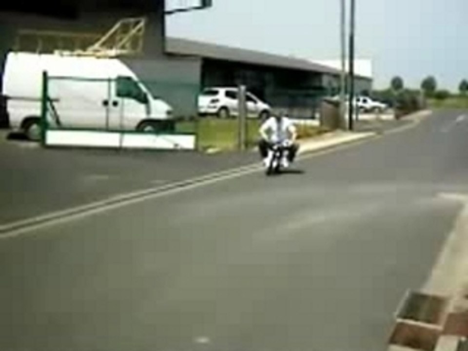 Wheeling et chute pocket bike