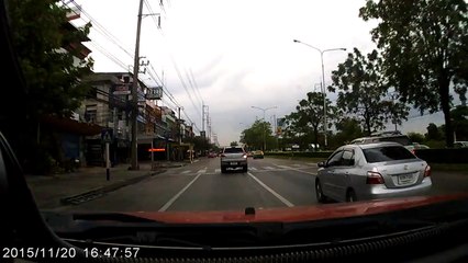 Instant Karma pour les passagers d'un scooter