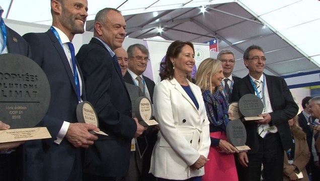 Ségolène Royal visite la galerie des solutions et remet les trophées du climat