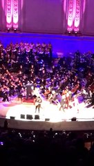 Miley Cyrus foi para o palco cantar com os "U2" e esquece-se da letra