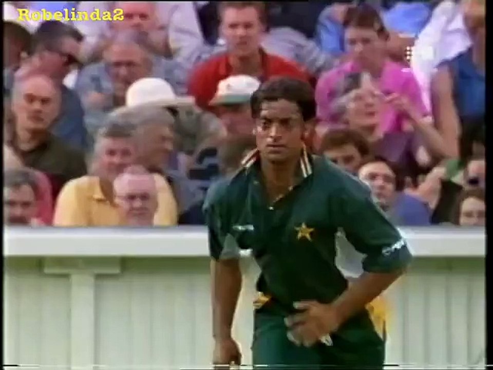 10 wickets you haven't seen from Shoaib Akhtar vs clueless Aussies