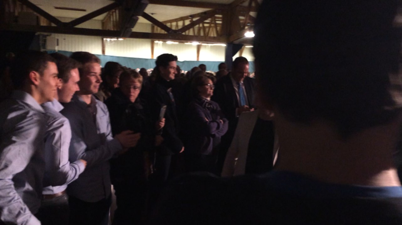 Alain Juppé acclamé à Châteaulin pour soutenir Marc le Fur