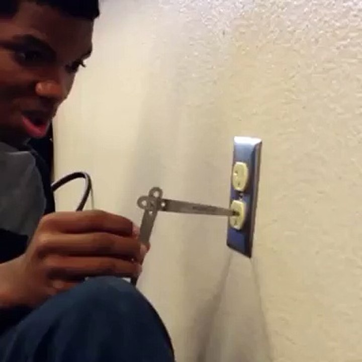 Un gars teste une prise électrique en mettant un objet métallique, le saviez-vous ce qu’il va se passer ?