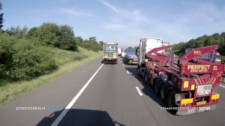 Un camionneur aide une conductrice en panne sur l'autoroute