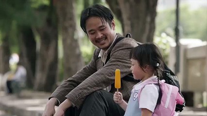 À tous les jours, ce papa se cache dans les toilettes pour pleurer car il ment à sa fille.