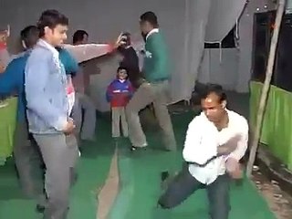 فيديو نادر علي باش حامبة على أنغام التكنو