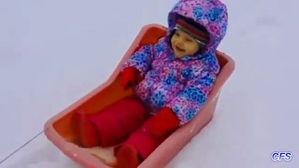 As crianças adoram andar de trenó. Crianças engraçadas inverno