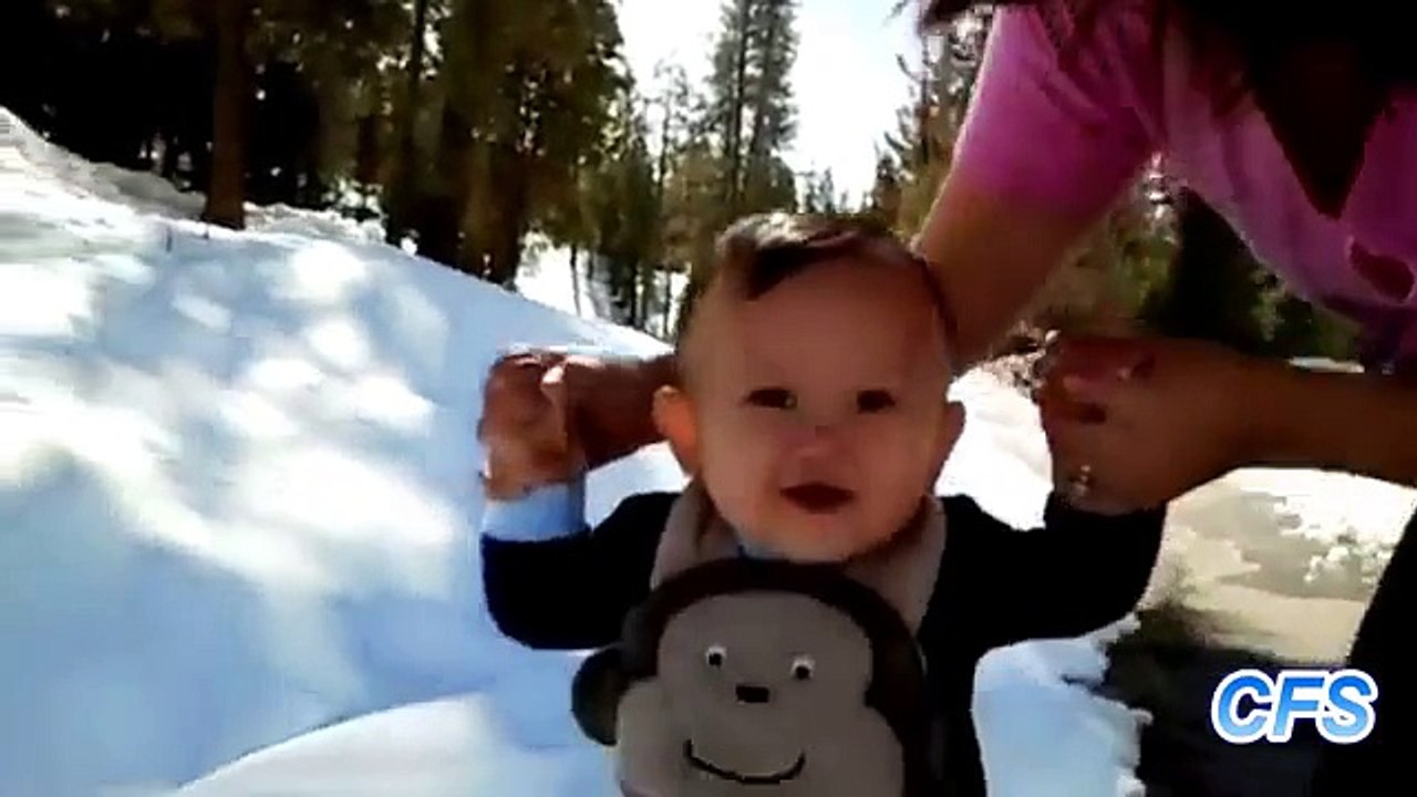 Enfants dans la neige pour la première fois. Enfants drôle hiver