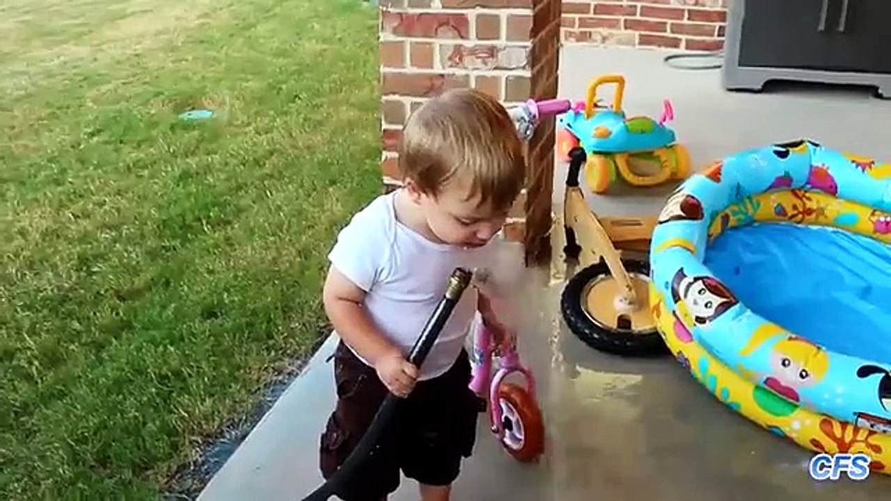 Les enfants essaient de boire de l'eau provenant d'un tuyau. enfants drôles