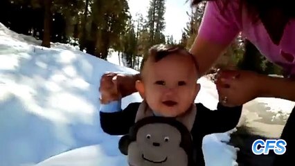 Дети первый раз в снегу. Забавные дети зимой