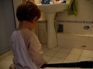 (26 mois) Je passe la piece!