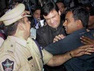 Akbaruddin Owaisi Stopped By Police Mumbai