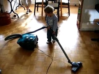(26 mois) Je passe l'aspirateur
