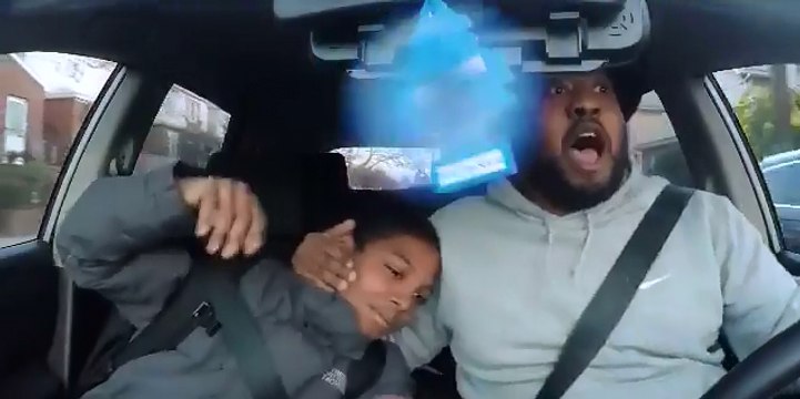 Ce papa devient fou quand il entend sa musique de rap préférée !