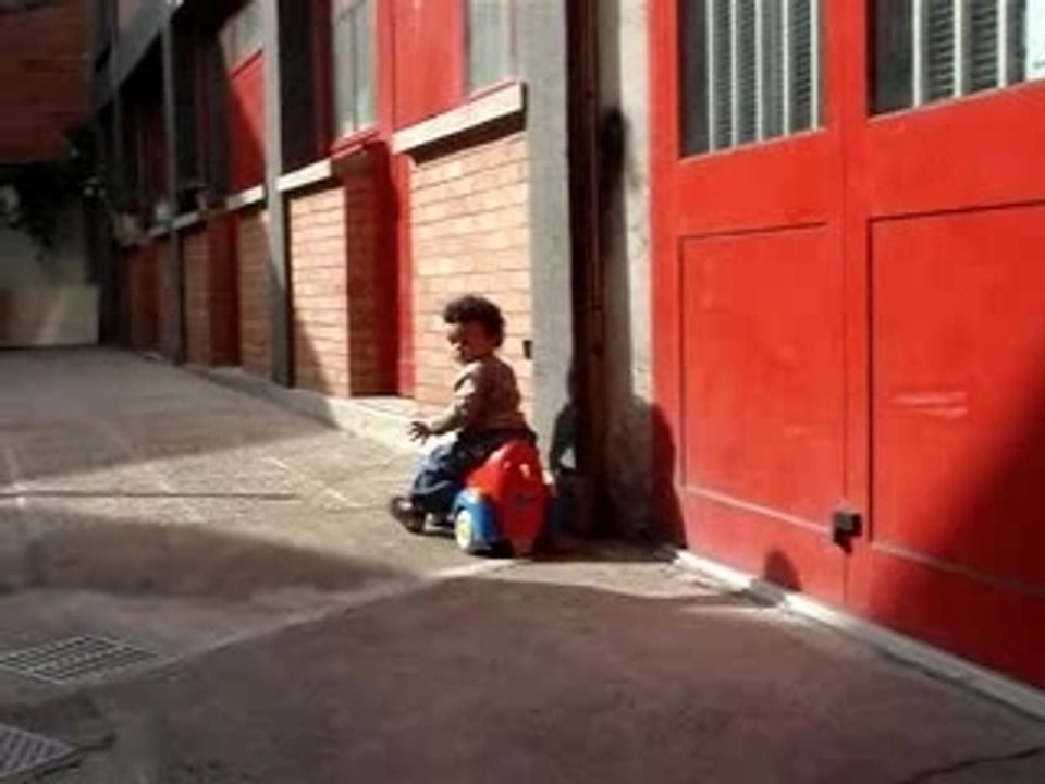 hugo conduit sa voiture