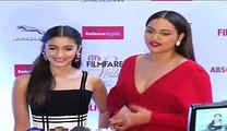 Sonakshi Sinha Flashes Cleavege At Filmfare Glamour And Style Awards 2015 Red Carpet.mp4