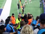Un gars de la sécurité du stade fait un étranglement à un fan dans les tribunes - Dallas Cowboys vs. Panthers
