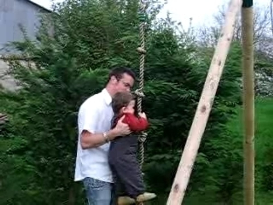 ronan et Baptiste sur la balançoire