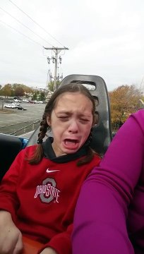 Une fillette très effrayée dans des montagnes russes