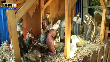 Saint-Cyprien: le maire installe une crèche à l'hôtel de Ville