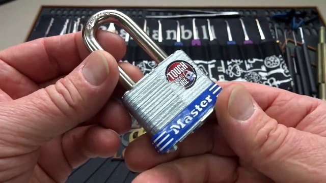 Ouvrir un cadenas Master Lock avec un petit marteau