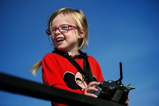 Une fillette de 4 ans pilote un camion Volvo de 18 tonnes