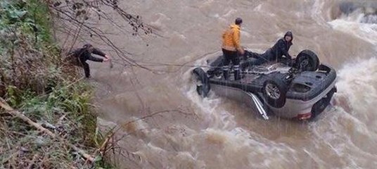 Otomobil dereye düştü: 1 ölü, 7 yaralı