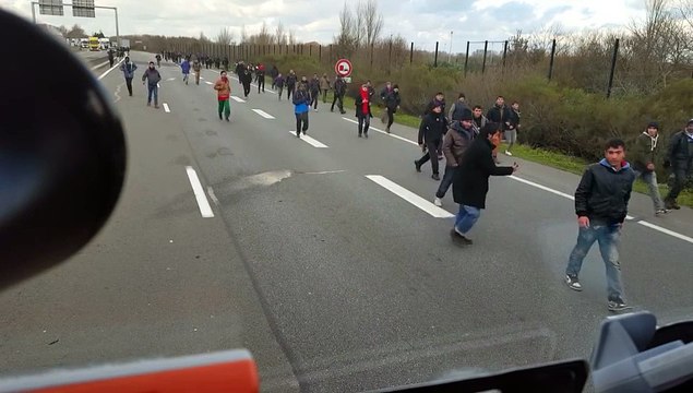 Conductor presume de amenazar a refugiados sirios con su camión