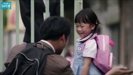 Il pleure de chagrin car il doit mentir à sa fille tous les jours