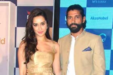 Farhan gives an open challenge to SRK and Saif!