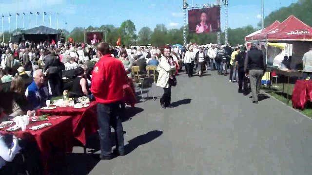 Рига 9 мая 2012 застолье у памятника Победы