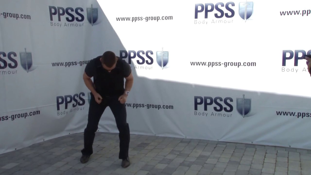 Le directeur d'une compagnie qui fabrique des gilets par balle test lui-même ses gilets....