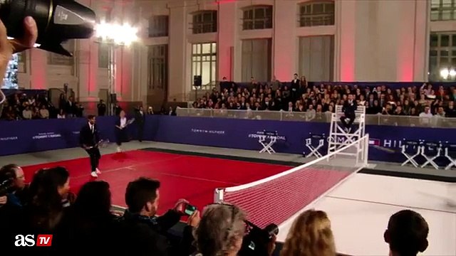 Rafael Nadal participe à un strip tennis pour un événement Tommy Hilfiger à MAdrid