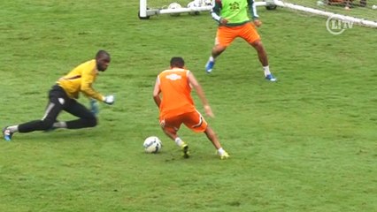 Após 'dar aula' de gols de cobertura, Scarpa 'mita' com drible em goleiro