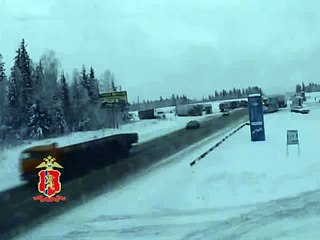 Kafa kafaya çarpışan iki TIR paramparça oldu