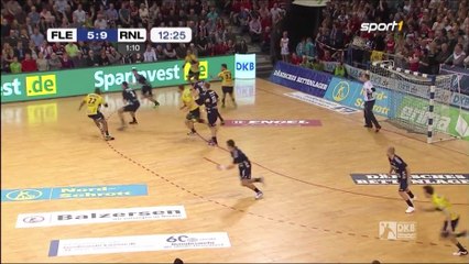 Enorme parade d'Andy Schmid avec la chasuble ! (handball)