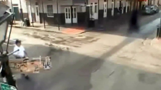 УЖАС. Гигантское НЕЧТО появилось в центре города и напугало людей