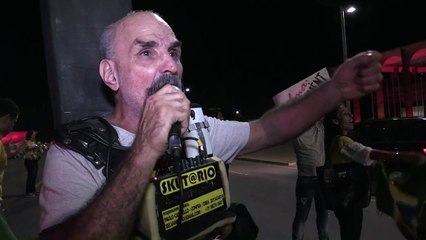 Brasileiros comemoram abertura do processo de impeachment