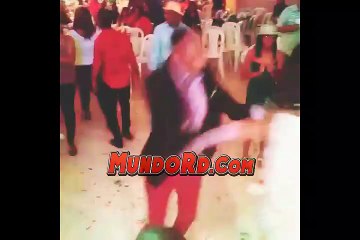 Bachatero se vuelve loco en una fiesta y fijate lo que hace repentinamente