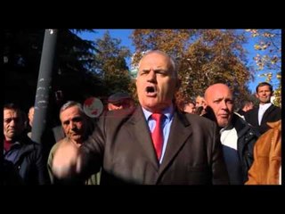 Ish të përndjekurit godasin me vezë makinat e 2 deputetëve- Ora News- Lajmi i fundit-