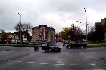 U Dönüşü Yapan Arabanın İçinden Düştü