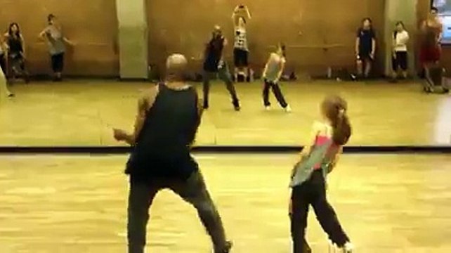 Cette petite fille qui danse va vous subjuguer ! Quel talent...