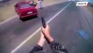 Un policier à moto tir sur une voiture pour l'immobiliser alors qu'ils roulent à grande vitesse