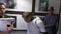 L'acteur Mark Hamill déguisé en Stormtrooper marche sur Hollywood Blvd