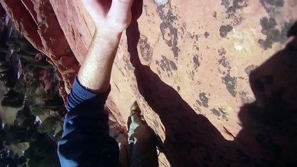 Скачать видео: Sensations garantie : un alpiniste décroche en escaladant une falaise. Chute libre