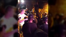 Un rappeur sort un flingue pendant un battle de rap