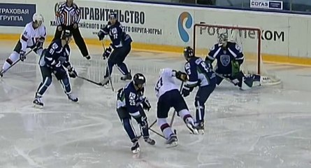 La lame d'un patin à glace coupe la gorge d'un hockeyeur